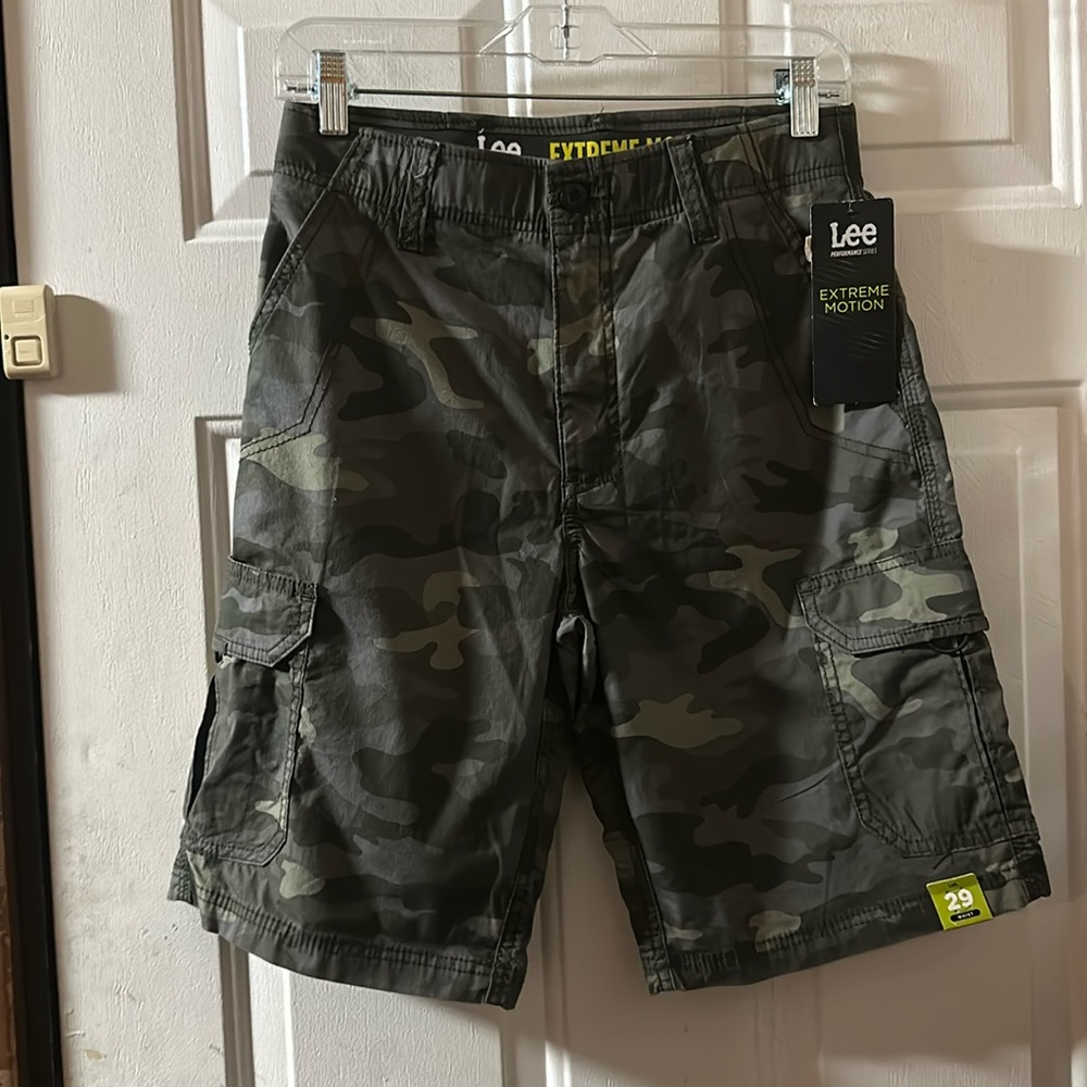 LEE EXTREME MOTION SHORTS: CAMO: NEW WITH TAGS: SIZE 29